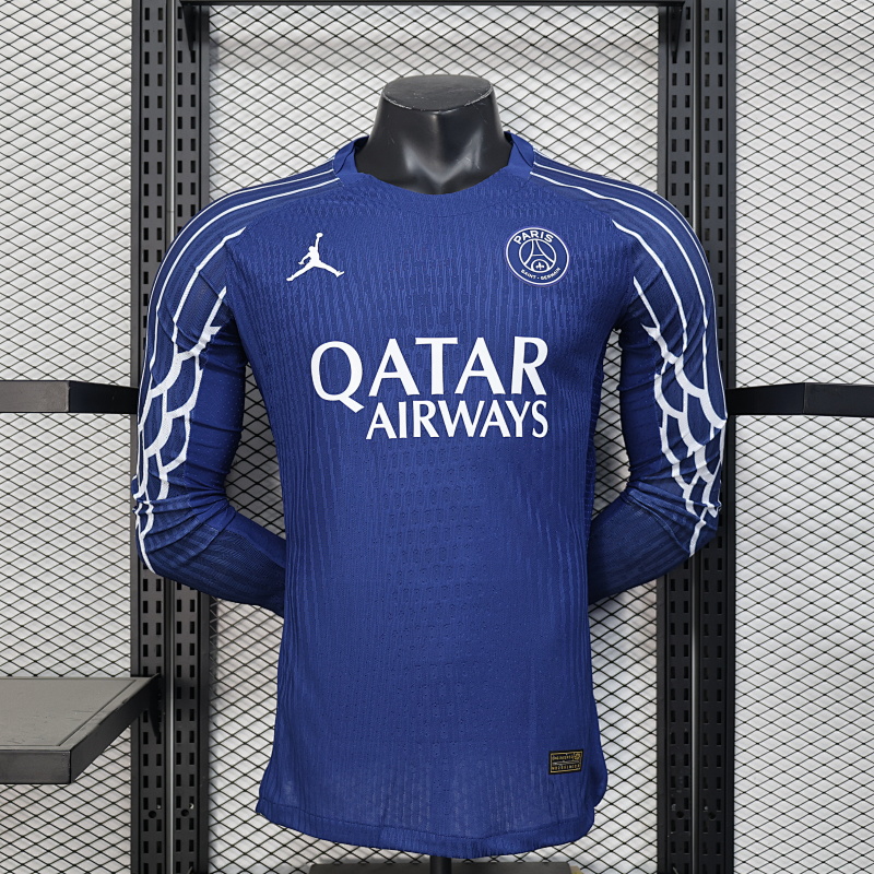 Version Player_Jugador- Segundo equipo visitante del Paris Saint-Germain con camiseta azul de manga larga